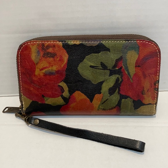 Patricia Nash Handbags - Patricia Nash Red Green Floral Zip Wallet Wristlet